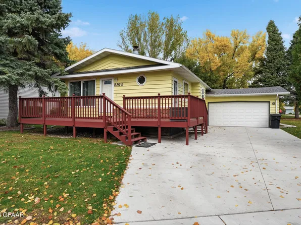 2914 Shadow Rd, Grand Forks, ND 58201