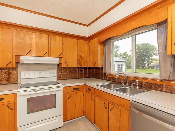 5th image of 411 W Junge St