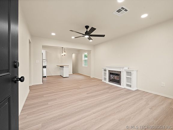 3rd image of 4698 N Cheyenne Ave