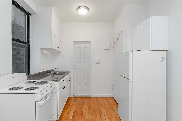 Rented by Farside Realty LLC | media 8