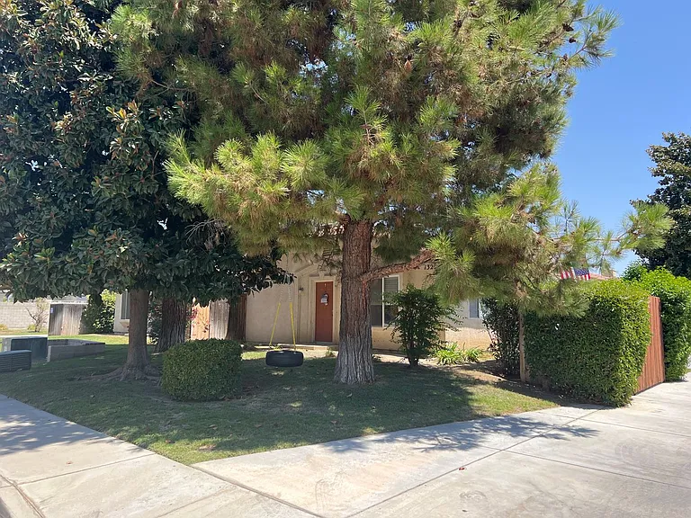 1320 Reddick Ln — Photo 1