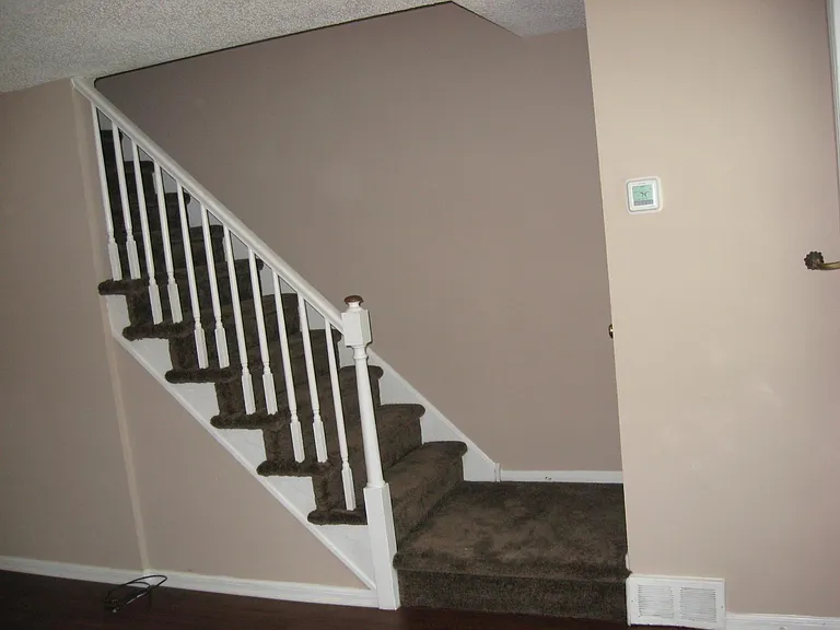 1090 Taylor Dr — Photo 3