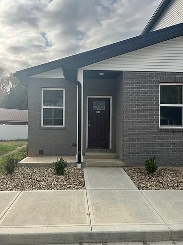 404 Court Yard Ln Photo 1