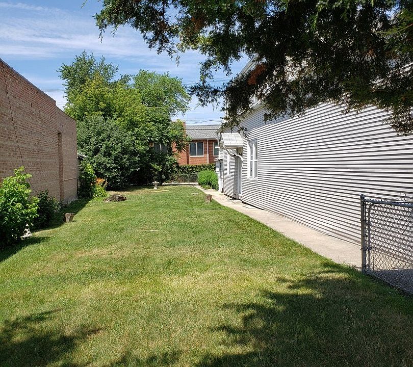 2nd image of 7508 W Belmont Ave