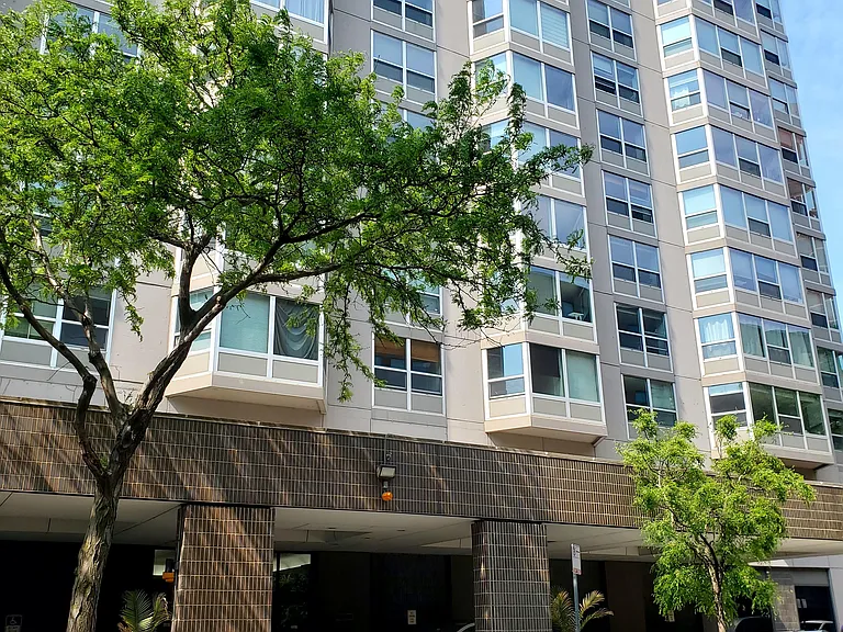 720 W Gordon Ter #17H — Photo 1
