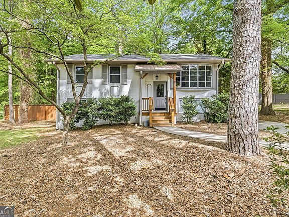 2nd image of 285 Kings Cir