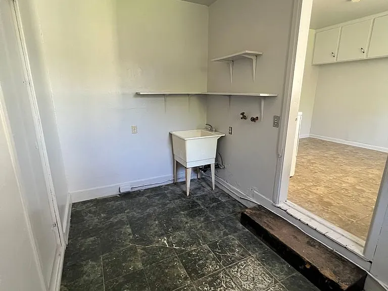 527 E Lowell St — Photo 5