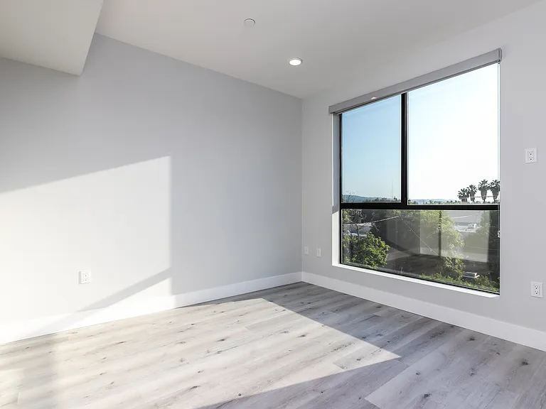 14612 Calvert St #301 — Photo 7