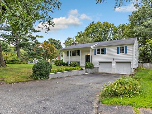 2nd image of 4 Cranbury Woods Rd