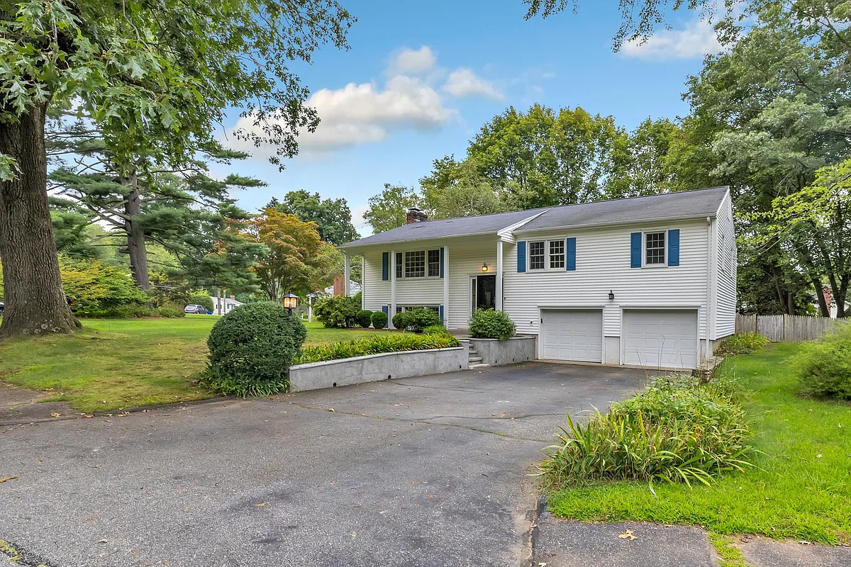 Building Photo - 4 Cranbury Woods Rd
