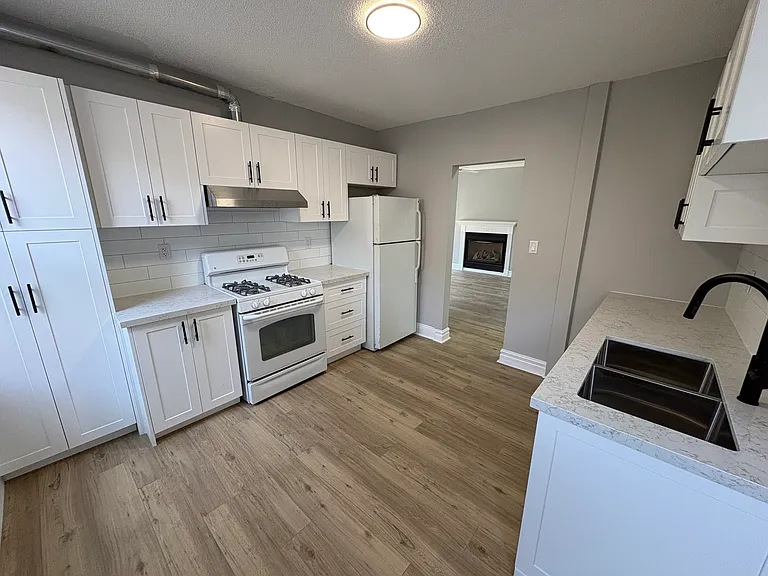 144 Locke St S #5 — Photo 3
