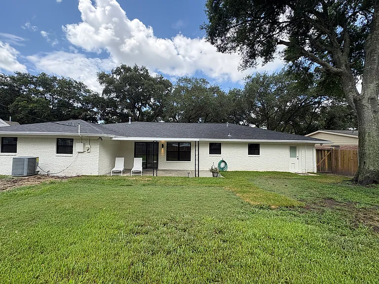 704 Fleetwood St — Photo 45