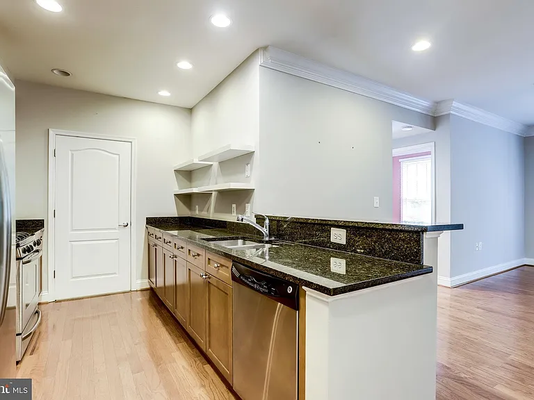 1115 Cameron St #208 — Photo 4