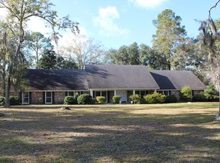 1049 Live Oak Dr, Hinesville, GA 31313