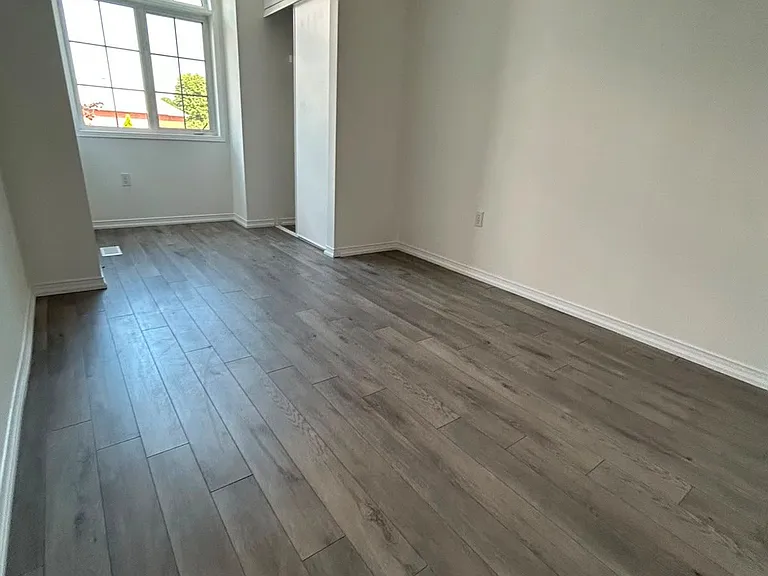 54 Henderson Cres — Photo 11
