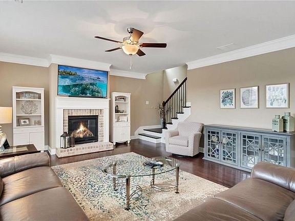 3rd image of 310 Lakeway Cir