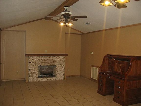 Large Living room w/vaulted ceiling and tile floors throughout