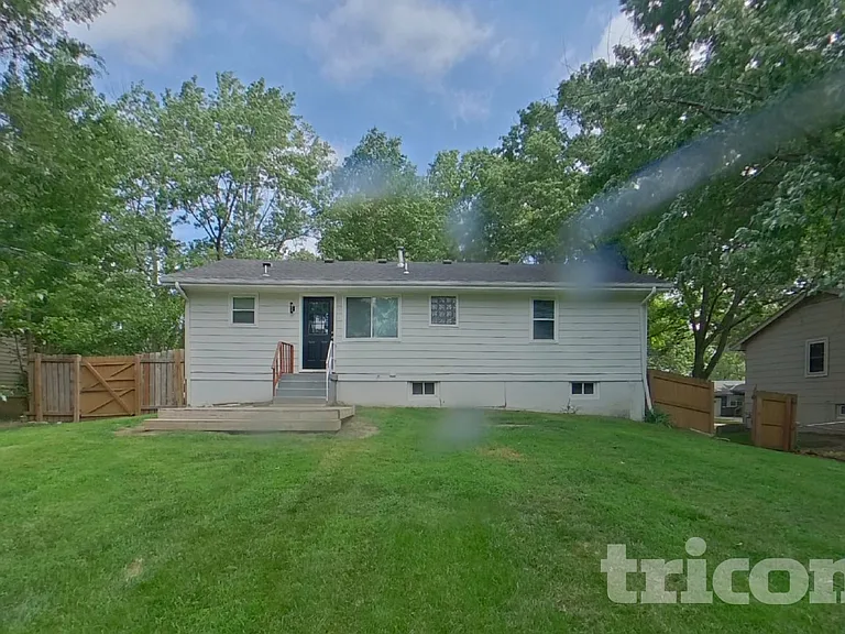 607 NE Darwin St — Photo 14