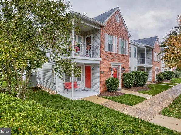 200 Fountain Farm Ln, Newtown, PA 18940