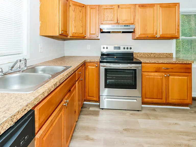 1308 Greenbriar Dr — Photo 9