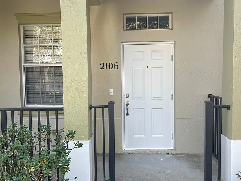 2106 SE Grand Dr — Photo 2