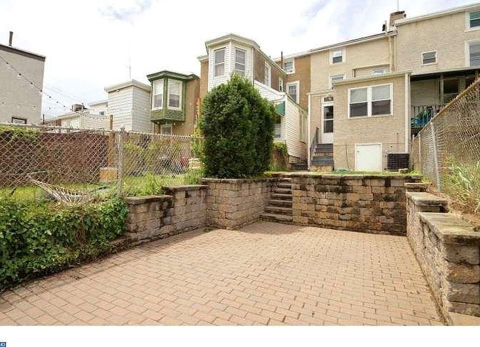 rear yard with one-car parking space
