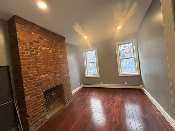 3rd image of 387 Van Brunt St Floor 1
