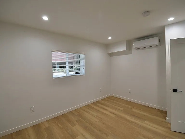 12241 Burbank Blvd — Photo 30