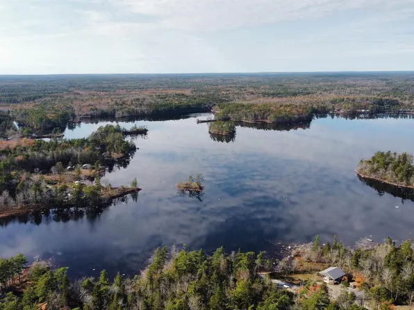 2 Oak Hill Rd, Shelburne, NS B0T 1W0