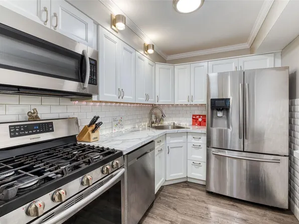 279 Lake Pointe Circle #279, Middle Island, NY 11953