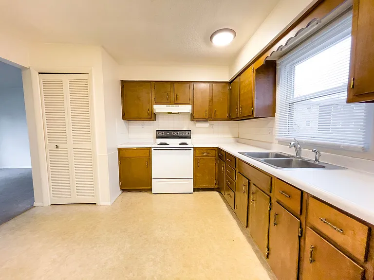 Hollyglen Apartments - Your Next Home in the Heart of Yorktown Schools — Photo 14