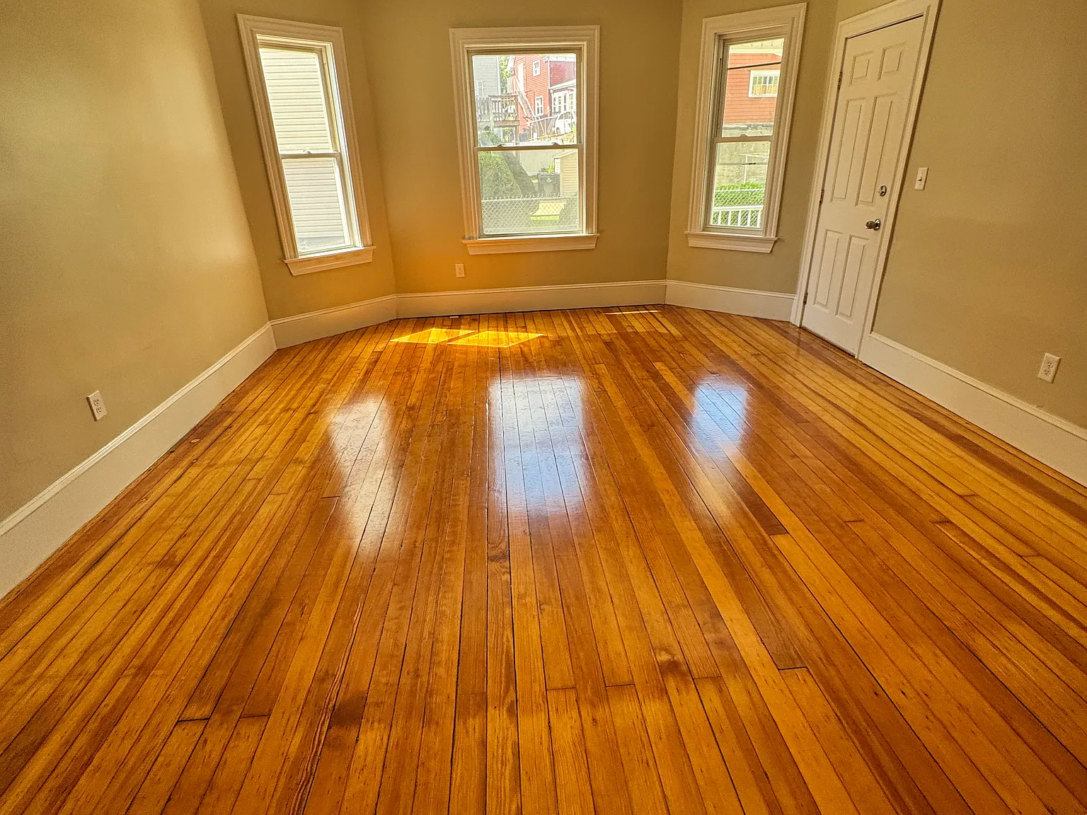 4 bed, 900 sqft, $2,700 — Photo 3