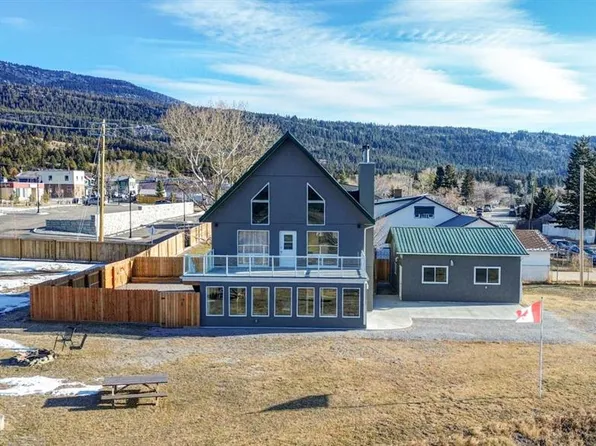 2102 S 214th St, Crowsnest Pass, AB T0K 0C0
