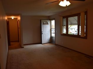 913 E South St, Bolivar, MO 65613