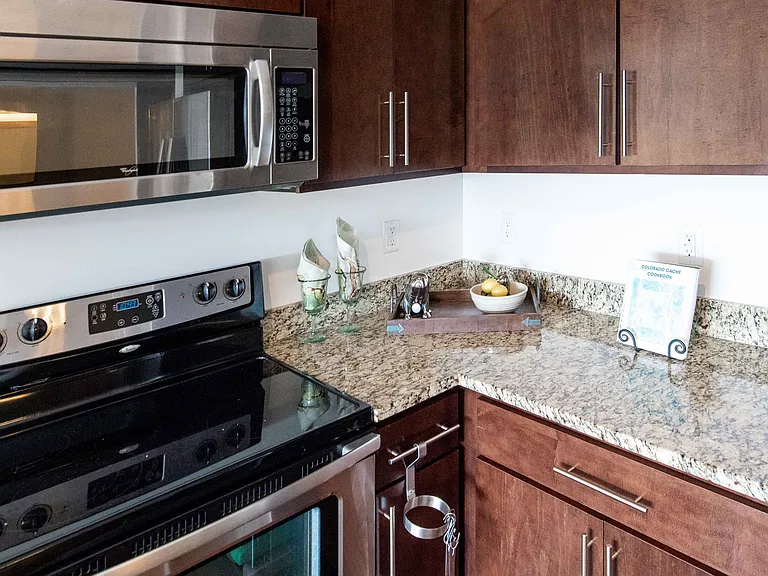 1800 Lake Apartments — Photo 13