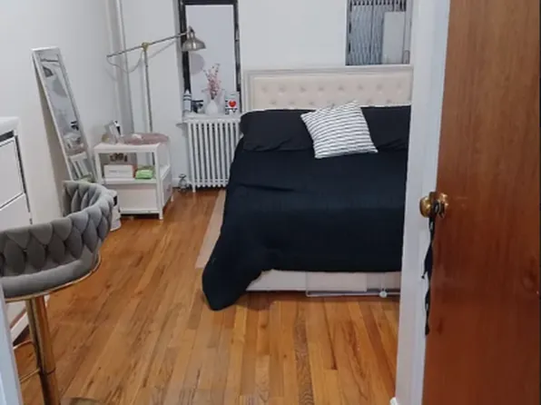 445 West 37th Street image 1 of 7