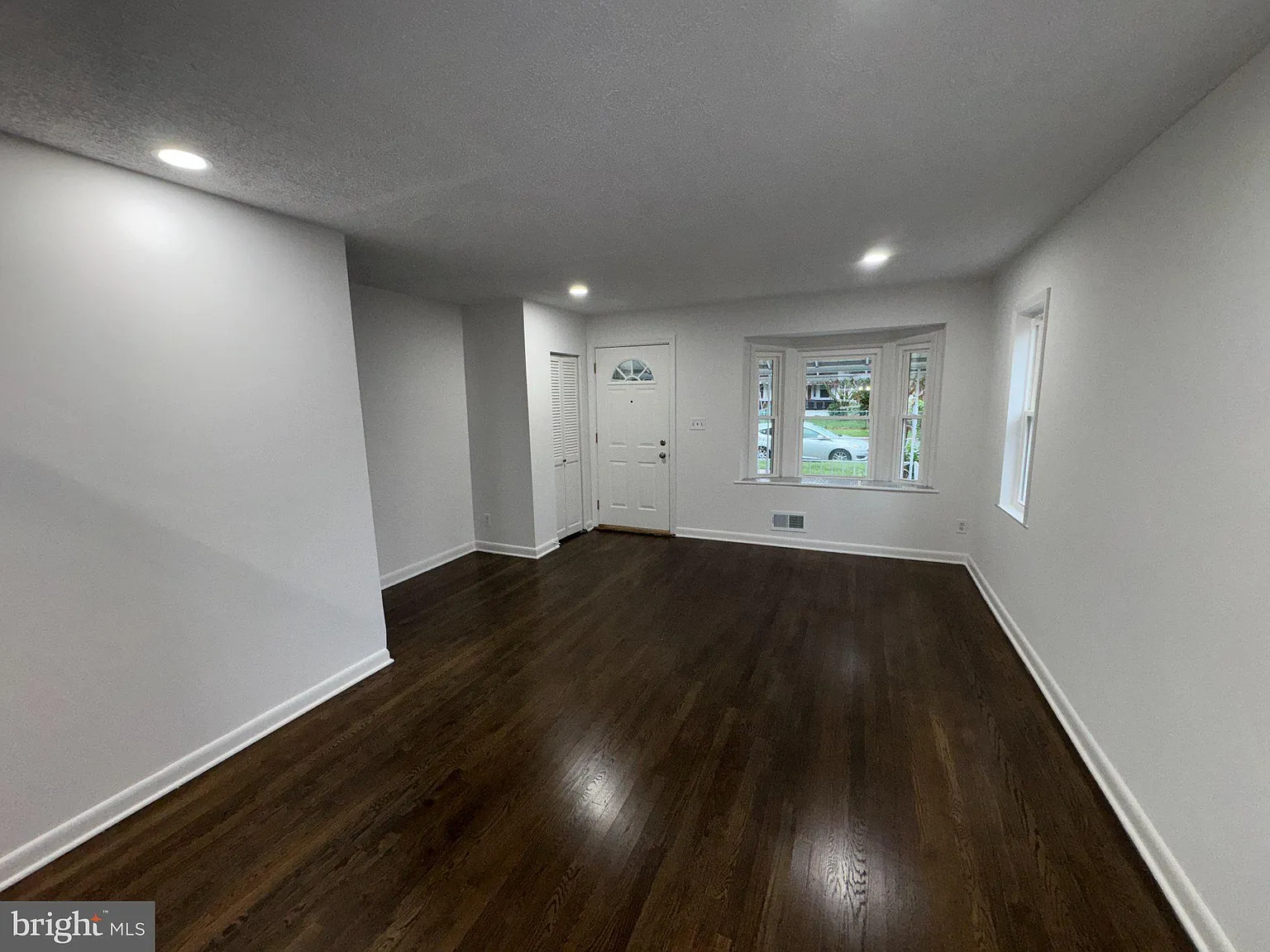 3 bed, 2.0 bath, 1144 sqft, $2,500 — Photo 3