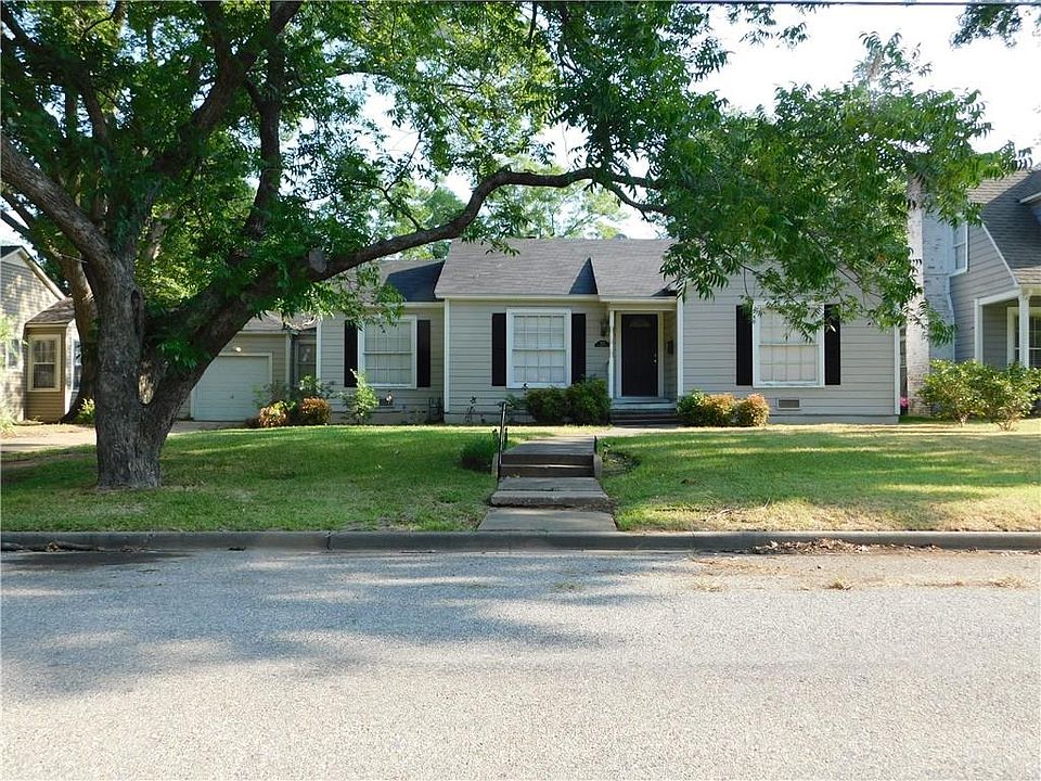 1st image of 905 W Brockett St