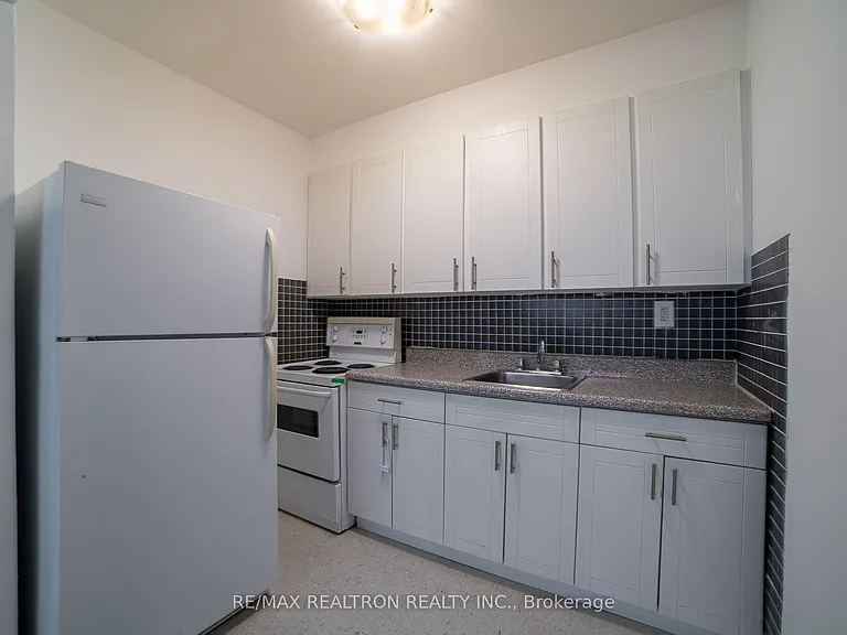2369 Lake Shore Blvd W #111 — Photo 8