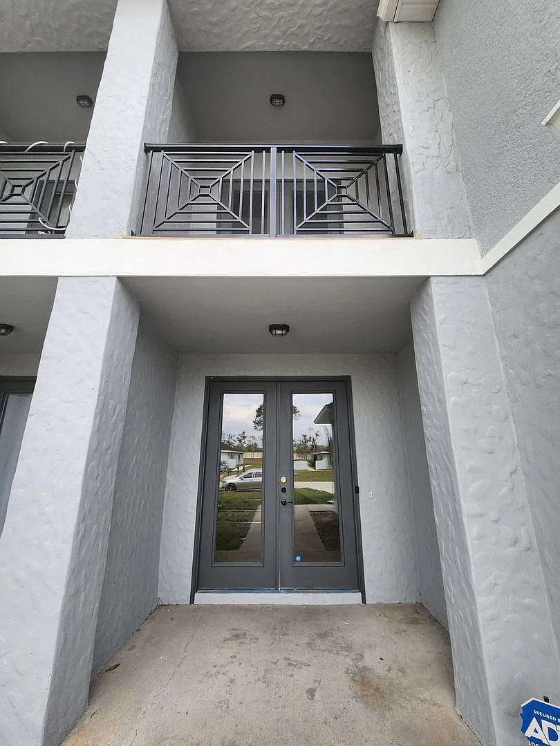 Stunning 3-Bedroom Townhome with Loft, Balcony & 2-Car Garage in Kissimmee! — Photo 2