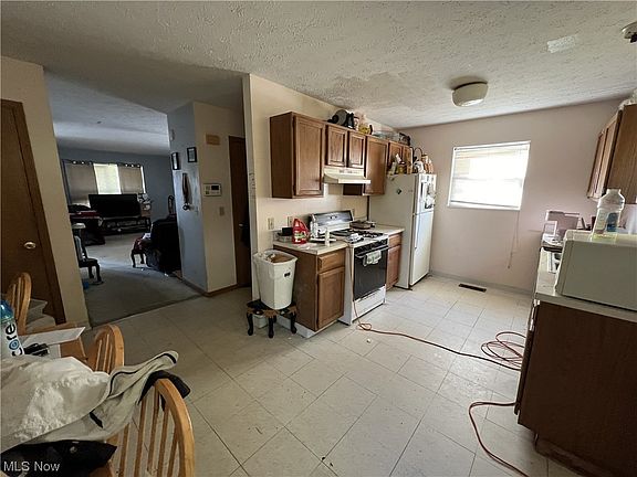 5th image of 9813 Elwell Ave