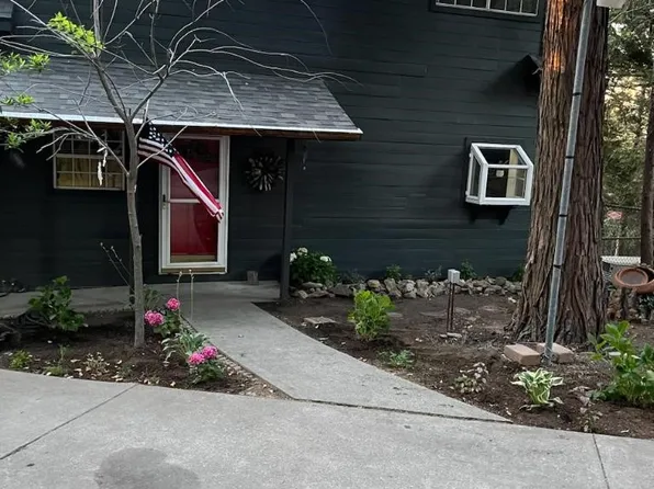 920 Hillcrest Dr, Crestline, CA 92325