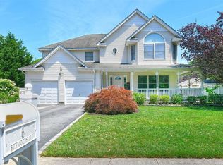6 Burroughs Ave, Dix Hills, NY 11746