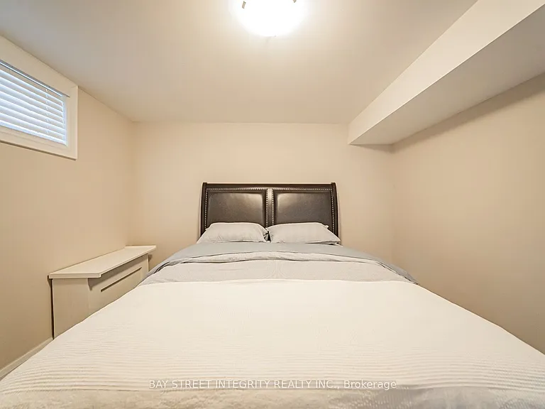 1277 Gainsborough Dr — Photo 37