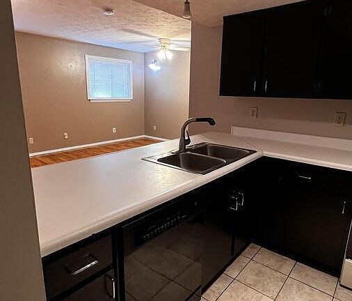3rd image of 562 Woodland Ave Unit 72-1