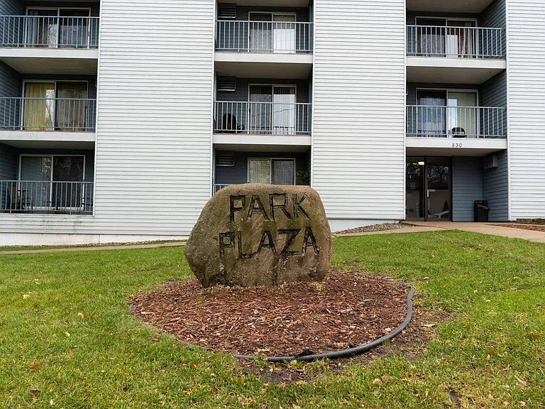 Park Plaza Apartments — Photo 15