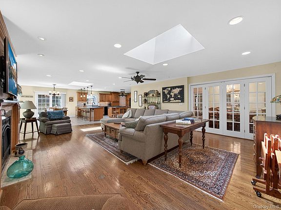 3rd image of 22 E Mayer Drive