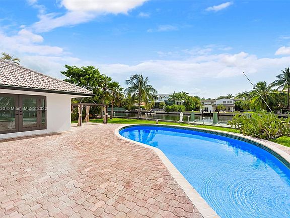 3rd image of 343 Center Island Dr