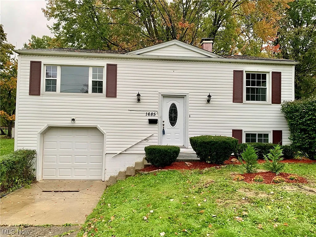 1685 Lancaster Dr photo 1