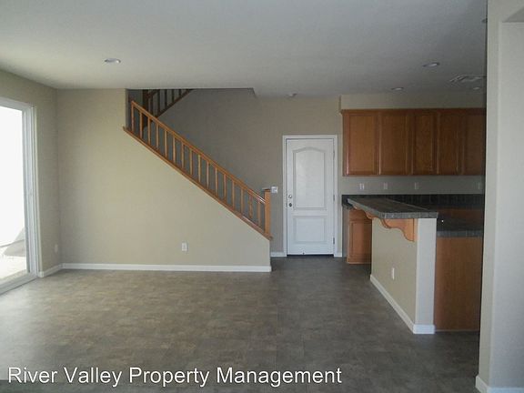 4th image of 2972 Club Center Dr